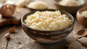 ai generato un' cremoso ciotola di risotto, ogni grano di riso infusa con il sapori di parmigiano e zafferano foto