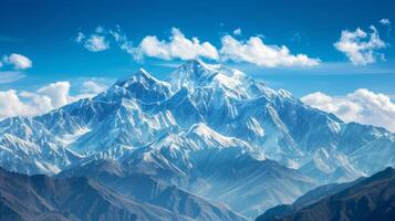 ai generato un' maestoso montagna gamma, con snow-capped picchi torreggiante contro un' fondale di chiaro blu cieli foto