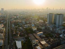 aereo Visualizza di bangkok centro, macchine su traffico strada e edifici, Tailandia foto