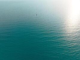 un' barca è nel il mezzo di il oceano foto