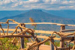 il sbalorditivo Visualizza di della tailandese fuji nel foresta parco a partire dal un' turisti punto di vista come essi partire giù un' collina con sfondo di blu cielo, foresta pluviale, Tailandia. uccelli occhio Visualizza. aereo Visualizza. foto