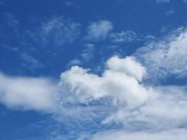 blu cielo alto astratto forma nuvole sfondo nel estate pendenza leggero bellezza sfondo. bellissimo luminosa cirrostrato nube e calma fresco vento aria foto