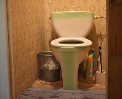 il bagno. gabinetto ciotola con un' cisterna. gabinetto. foto