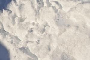 granuli di neve nel inverno. neve e leggero durante il giorno. cumuli di neve. foto