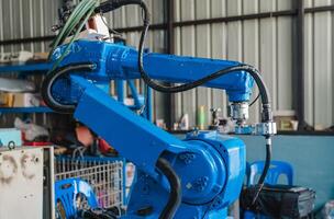 industriale robot braccio Conservazione, Prodotto distribuzione robot concetto, concetto di artificiale intelligenza per il industriale rivoluzione, e automazione produzione processi. foto