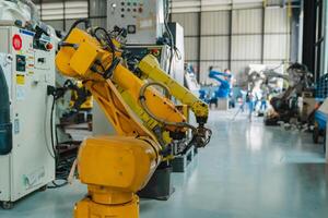 industriale robot braccio Conservazione, Prodotto distribuzione robot concetto, concetto di artificiale intelligenza per il industriale rivoluzione, e automazione produzione processi. foto