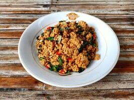 indonesiano cucina, tempeh Kampul con basilico le foglie foto