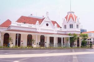 surabaya, Indonesia, 28 gennaio 2023 - Visualizza di edifici con cupole nel surabaya piazza foto