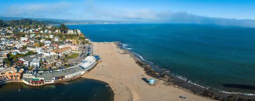 aereo Visualizza di il capitolino spiaggia cittadina nel California. foto