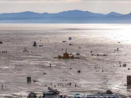 aereo Visualizza di il ardente uomo Festival nel Nevada deserto. nero roccia città a partire dal sopra. foto