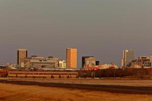 città di regina saskatchewan a tramonto foto