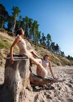 Due giovane donne nel retrò costumi da bagno di il mare foto