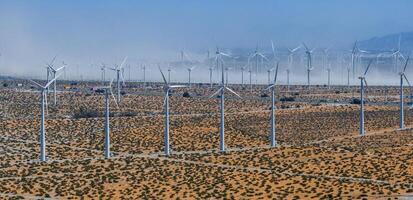 aereo Visualizza di su larga scala vento turbina azienda agricola nel palma sorgenti, Stati Uniti d'America in mezzo arido deserto terreno foto