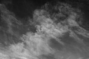 cielo con nero e bianca nube strutturato sfondo foto