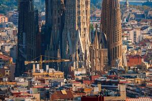 Esperienza il sagrada familia accanto di Barcellona orizzonte durante d'oro ora. foto