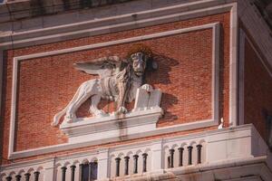 maestoso Leone statua arroccato su costruzione, prospiciente città - storico significato sconosciuto. foto