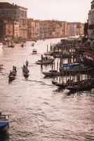 panoramico mille dollari canale Visualizza con Barche e gondole nel Venezia, Italia - viaggio concetto foto