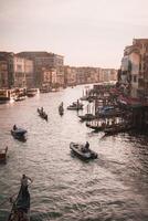 mille dollari canale Venezia Italia con tradizionale veneziano edifici e gondole foto