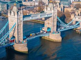 aereo Visualizza di il iconico Torre ponte collegamento londinese con Southwark foto