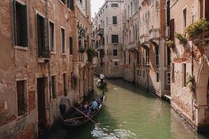 panoramico tradizionale gondola galleggiante giù stretto canale nel il cuore di Venezia, Italia foto