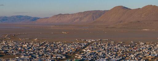 aereo Visualizza di il ardente uomo Festival nel Nevada deserto. nero roccia città a partire dal sopra. foto