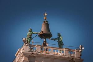 veneziano edificio con campana Torre e statue nel chiaro tempo atmosferico, Italia architettura fotografia foto