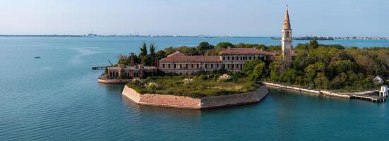 aereo Visualizza di il afflitto fantasma isola di poveglia nel il veneziano laguna foto