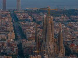 aereo Visualizza di Barcellona città orizzonte e sagrada familia Cattedrale a tramonto foto