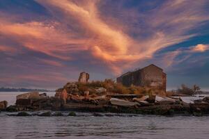 tranquillo piccolo isola nel il mezzo di sereno corpo di acqua, Venezia collezione. foto