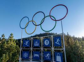 monumento cartello a un intersezione nel olimpico valle. foto