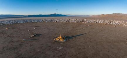aereo Visualizza di il ardente uomo Festival nel Nevada deserto. nero roccia città a partire dal sopra. foto