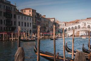 iconico gondole volo a vela attraverso il mille dollari canale nel Venezia, Italia su un' sereno giorno foto