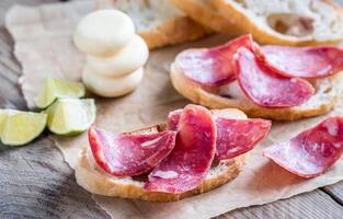 Ciabatta panini con fuet e mini formaggio foto