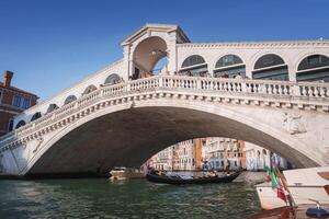 iconico rialto ponte nel Venezia, Italia un' sbalorditivo esempio di veneziano architettura e storico punto di riferimento foto