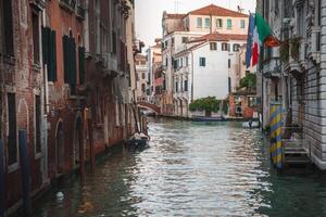 panoramico stretto canale nel Venezia, Italia con tradizionale veneziano architettura e sereno atmosfera foto