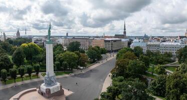 sorprendente aereo Visualizza di il statua di libertà mida nel riga foto