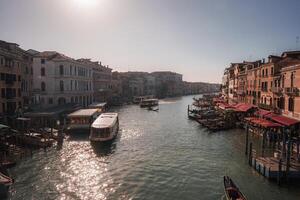 vivace mille dollari canale nel Venezia, Italia vivace scena con gondole e vivace atmosfera foto