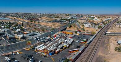 aereo Visualizza di barstow stazione nel arido California paesaggio con beige edifici e leggero traffico foto