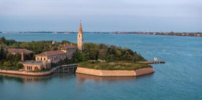 aereo Visualizza di il afflitto fantasma isola di poveglia nel il veneziano laguna foto