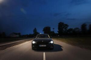 BMW 320 g20 parcheggiata su il strada di Lettonia. foto