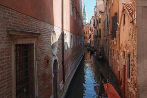 panoramico Visualizza di tradizionale veneziano canale nel soleggiato tempo atmosferico, Venezia, Italia foto