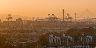 migliaia di spedizione contenitori nel il porta di lungo spiaggia vicino los angeles California. foto