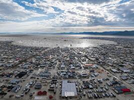 aereo Visualizza di il ardente uomo Festival nel Nevada deserto. nero roccia città a partire dal sopra. foto