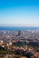 espansivo panoramico Visualizza di Barcellona, sagrada familia contro blu cielo foto