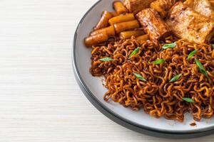 jajangmyeon o jjajangmyeon con odeng e omuk - spaghetti istantanei coreani con torta di pesce coreana in salsa di fagioli neri foto