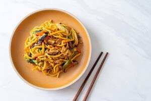 Saltato in padella Yakisoba tagliatelle con verdura nel vegano stile foto