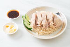 riso al pollo hainanese o riso al vapore con zuppa di pollo foto