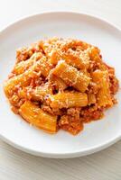 rigatoni alla bolognese con formaggio foto