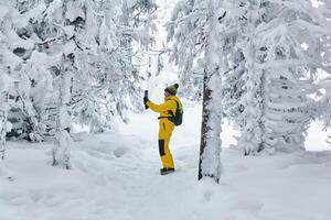 donna viaggiatore nel inverno foresta record video di smartphone foto