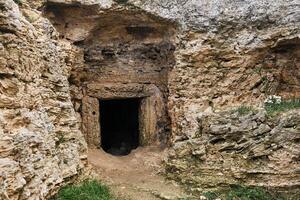 Ingresso per il antico catacombe, lavorato in il roccia foto